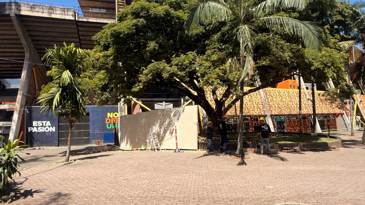 Cerramiento temporal en la tribuna occidental del estadio Atanasio Girardot
