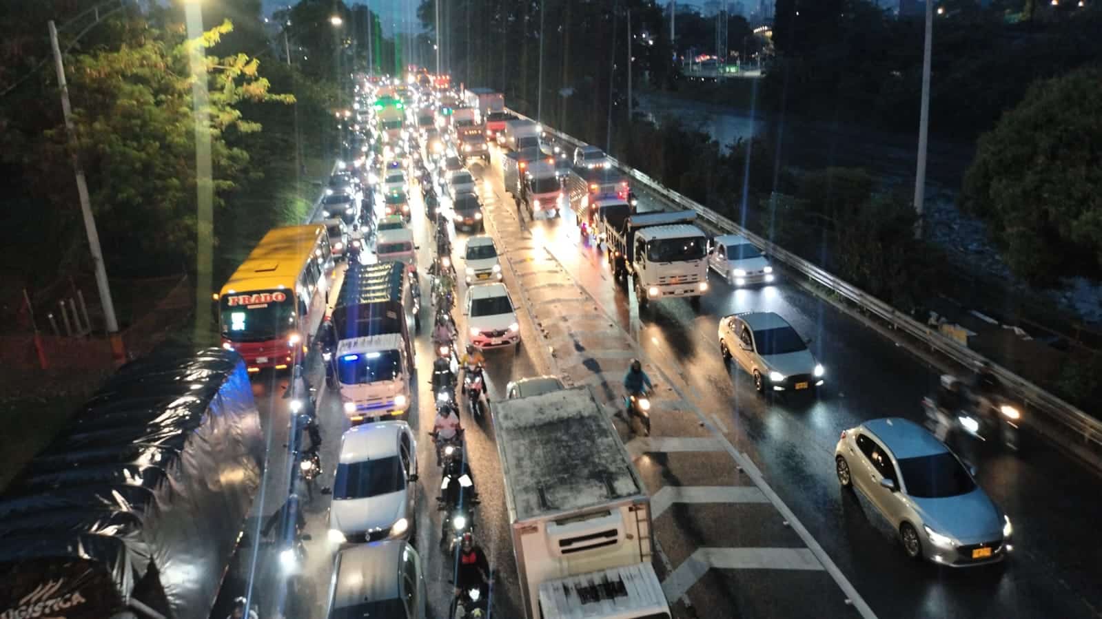 Tome vías alternas, fuerte congestión en la avenida Regional a la altura de la calle 30
