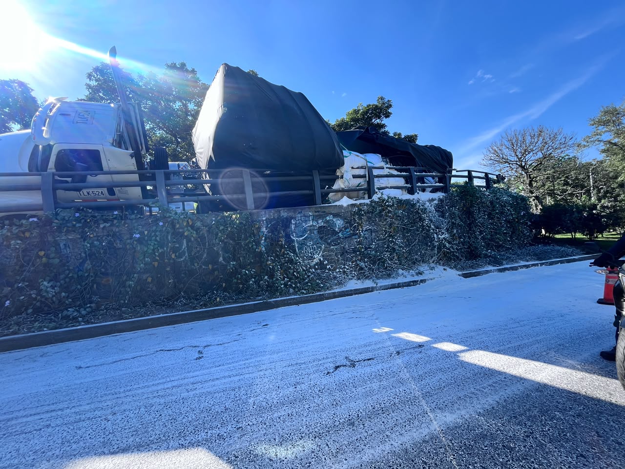 Aparatoso accidente: por volcamiento de camión en la 4 Sur con avenida Regional hay movilidad reducida
