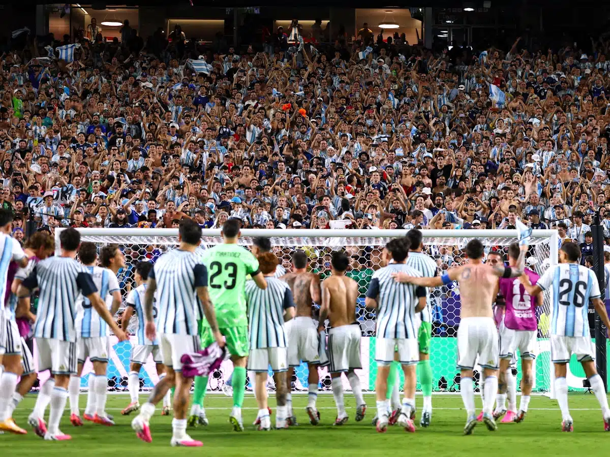 Argentina avanzó a semifinales tras un sufrido triunfo 3-1 ante Suiza