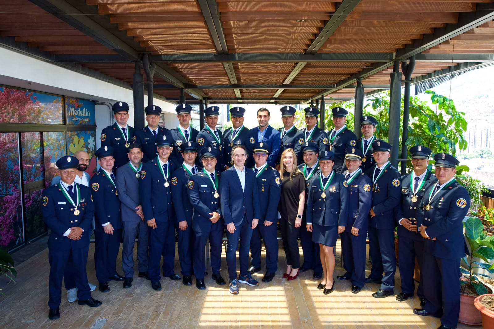 Bomberos de Medellín reciben reconocimiento por su labor humanitaria en Venezuela