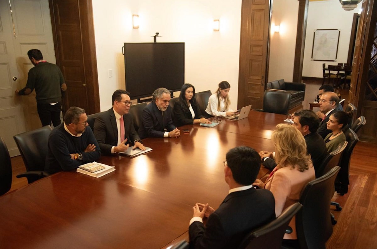 Partidos políticos respaldan a Abelardo de la Espriella sobre suspensión de empalme con gobierno saliente