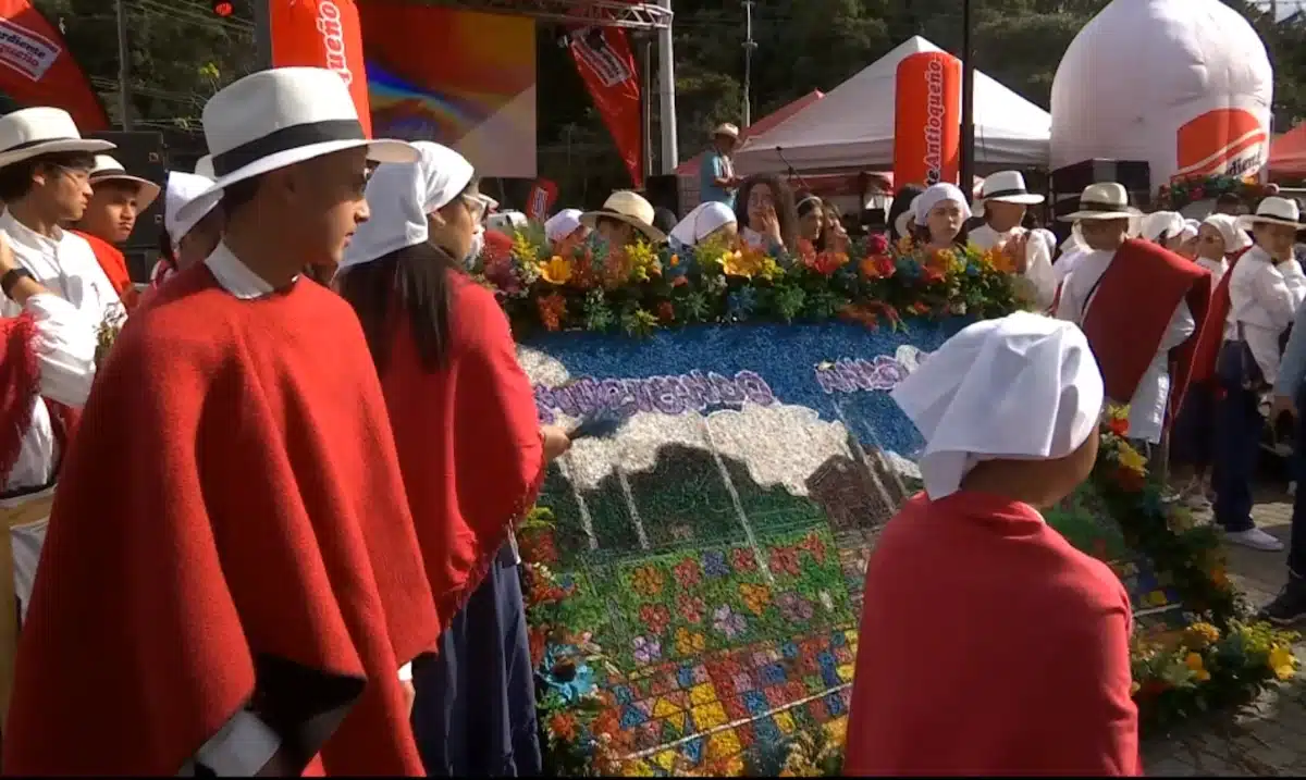Homenaje a bomberos de Medellín por su labor en Venezuela