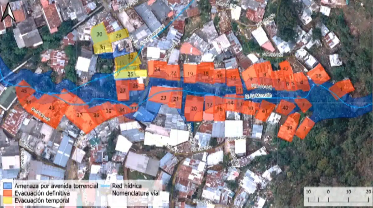 Evacuación de familias en Manrique por riesgo de inundación