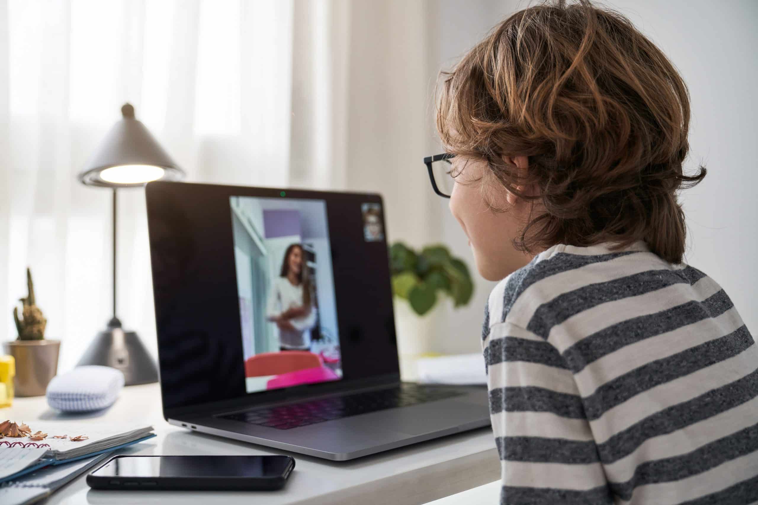 ¿Los menores de 16 años podrían quedarse sin redes sociales? Esto propone un proyecto de ley
