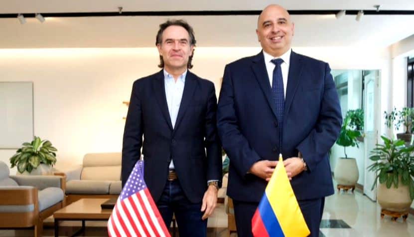 El alcalde de Medellín presenta pruebas al FBI sobre lavado de activos