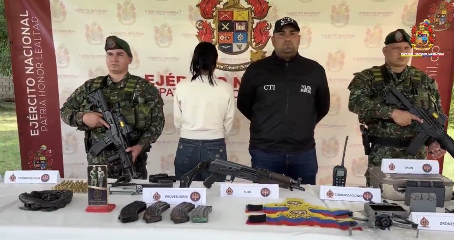 Alias ‘La Mona’, explosivista y excompañera de ‘Primo Gay’, se entregó a las autoridades en Briceño