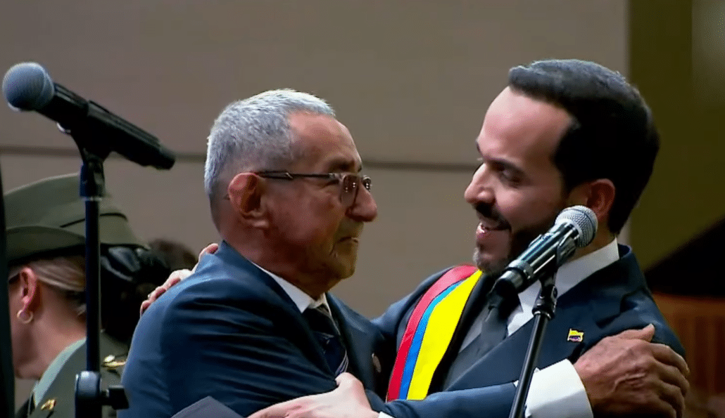 Así fue el emotivo abrazo entre el presidente De la Espriella y Luis Felipe, el panelero de Caquetá