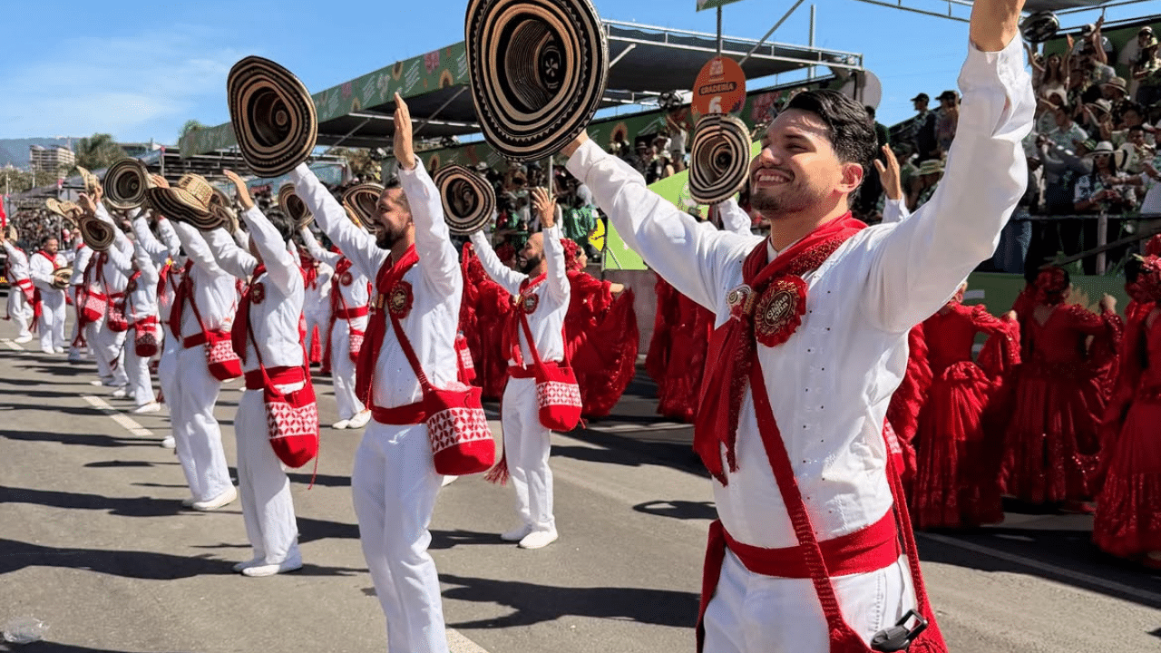 Así se vivió el Desfile Avenida Primavera 2026, la tradición más joven de la Feria de las Flores