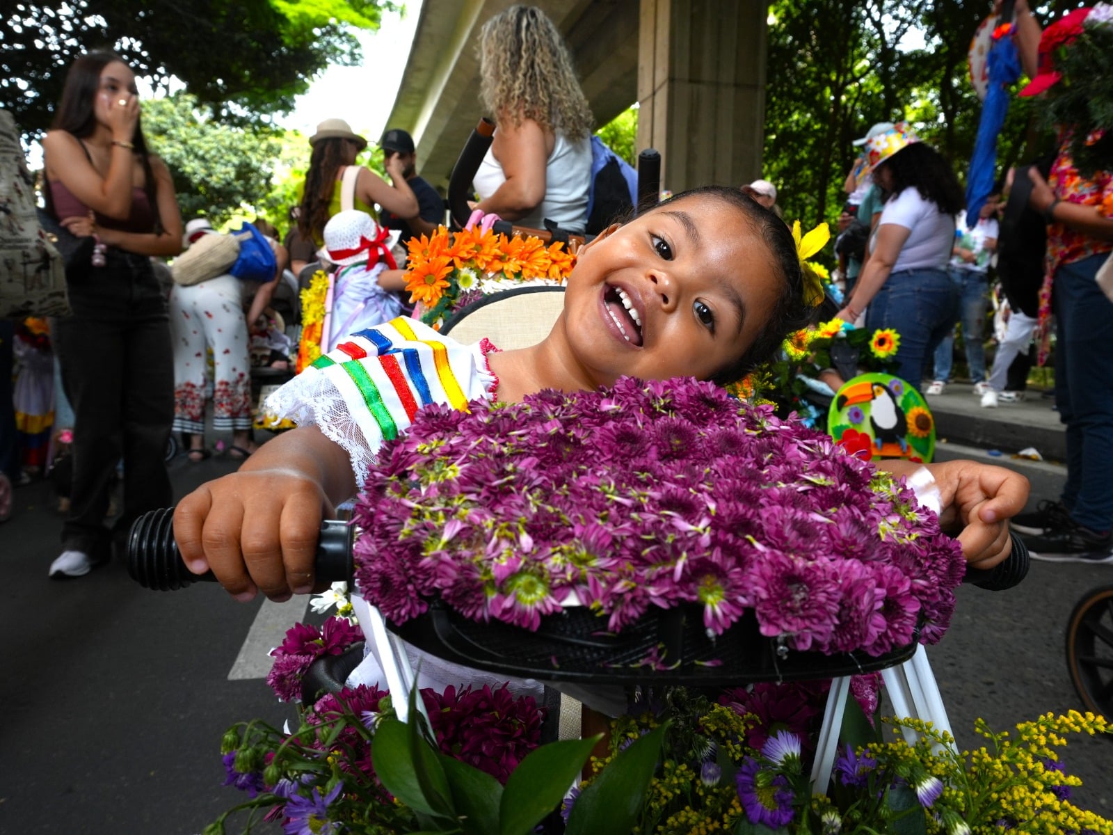 Así se vivió el Desfile de Silleteritos 2026: niños y familias llenaron de flores y tradición a La Floresta