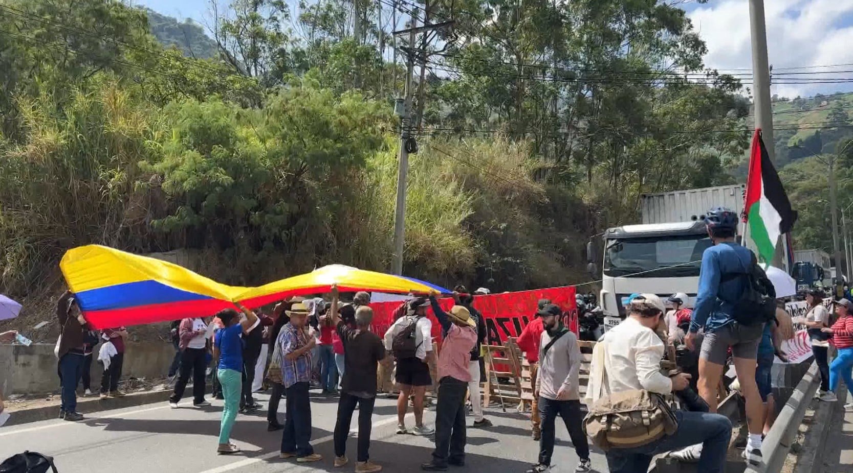Autopista Medellín - Bogotá bloqueada por protestas de habitantes de Bello