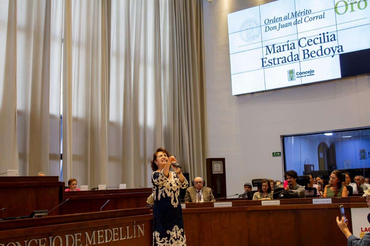 Con orden al mérito, reconocen 50 años de vida y legado cultural de María Cecilia Estrada
