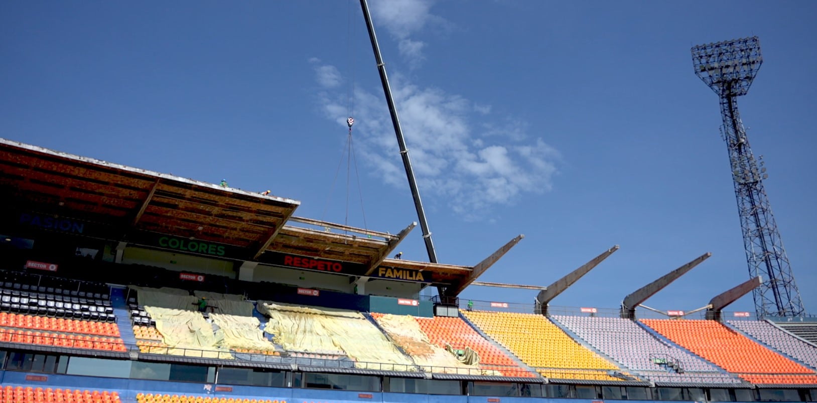 Desmonte de la cubierta occidental del Estadio Atanasio Girardot