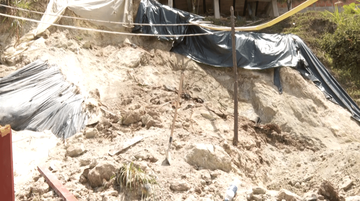 Deslizamiento de tierra en La Maruchenga, Bello, deja nueve personas afectadas y dos viviendas impactadas