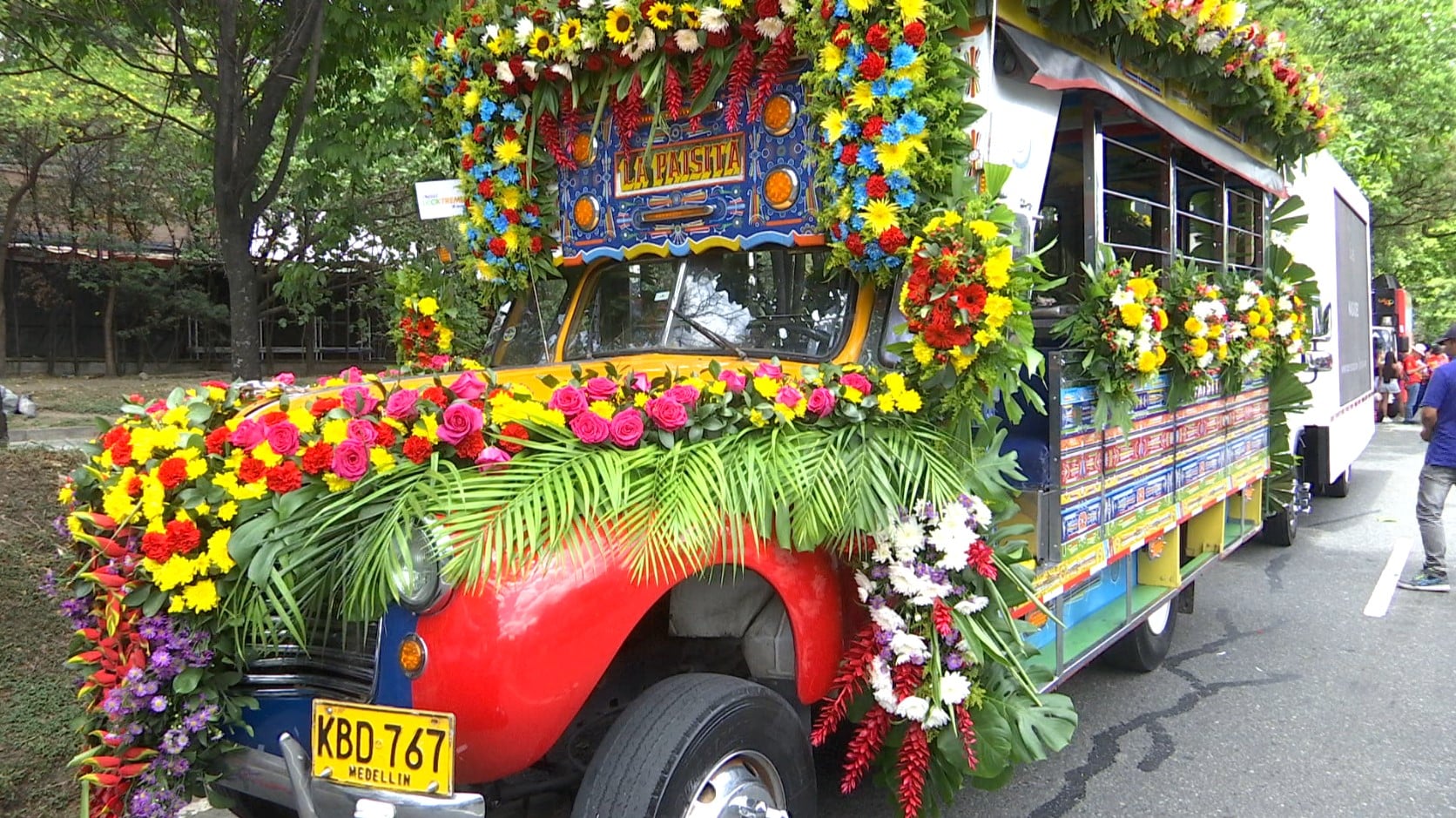 El colorido desfile de chivas y flores ilumina Medellín