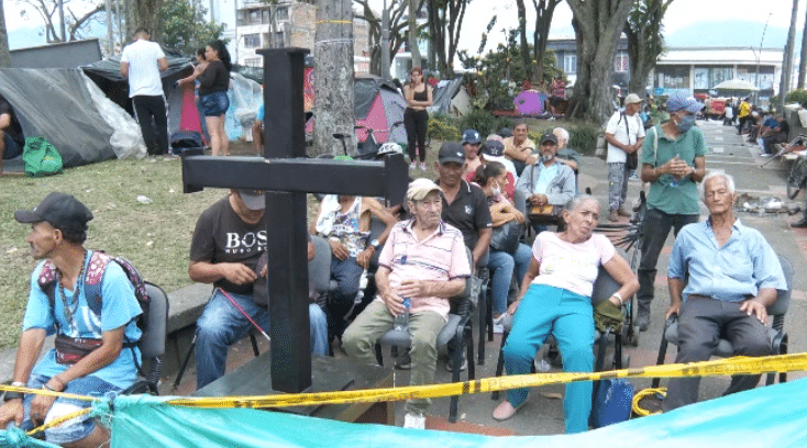En medio de la tragedia en Pereira, arman una capilla improvisada al aire libre como espacio de oración