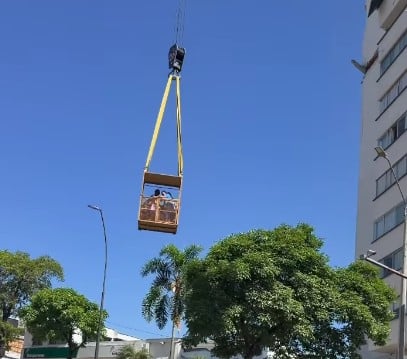 Una escena de esperanza y solidaridad se vivió en Pereira, luego de que equipos de emergencia lograran rescatar con vida a varias personas que permanecían atrapadas en los pisos superiores del edificio Invico, afectado por un colapso estructural.