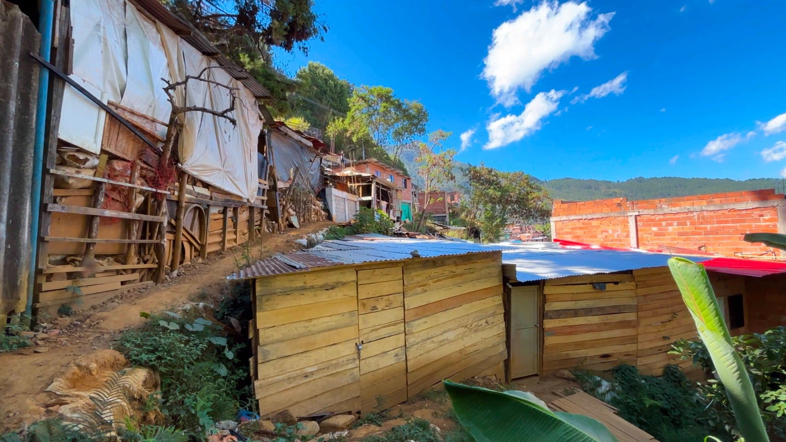 Frenan seis construcciones irregulares en camposanto de Villatina