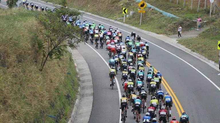 Cierre de la vía Manizales - Jericó por la Vuelta a Colombia