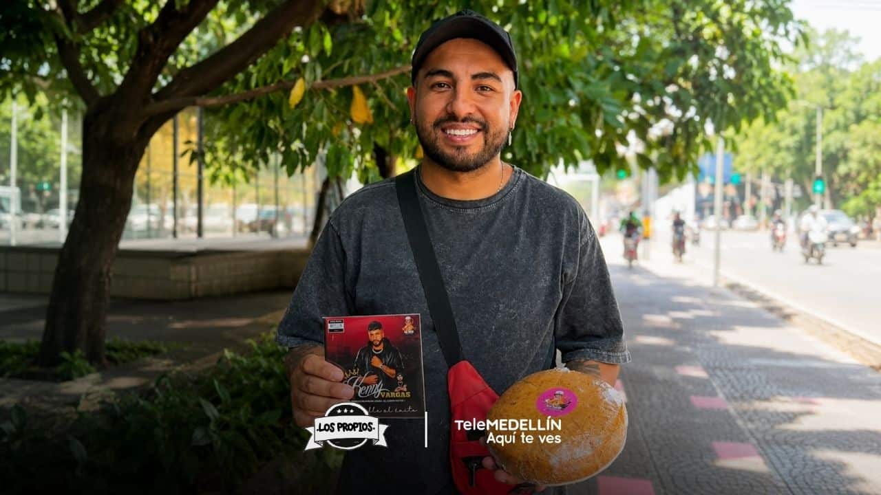 Kenny Vargas tiene 33 años y ha encontrado en la música y la barbería dos caminos para construir el futuro que sueña para él y su familia. Desde hace 15 años trabaja como cantante y, hace tres años, comenzó a formarse como barbero.