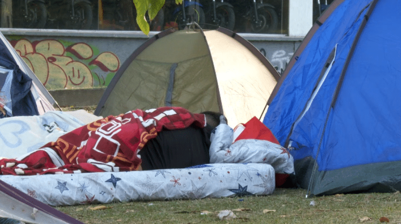 La realidad de vivir en una carpa tras perder todo lo material en el terremoto