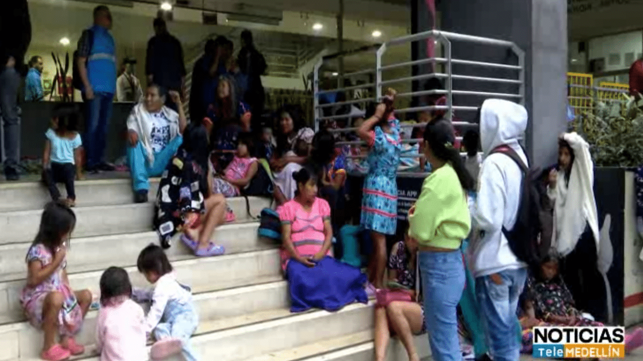 Más de 100 indígenas Embera Katío llegaron desplazados de Chocó en la madrugada de este martes: ya son atendidos