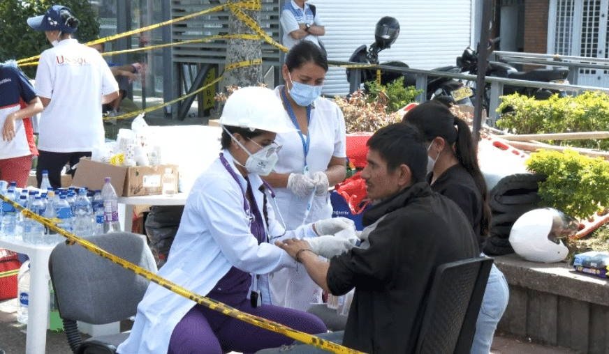 Médica de vacaciones en Pereira decidió montar una carpa para atender a rescatistas y damnificados