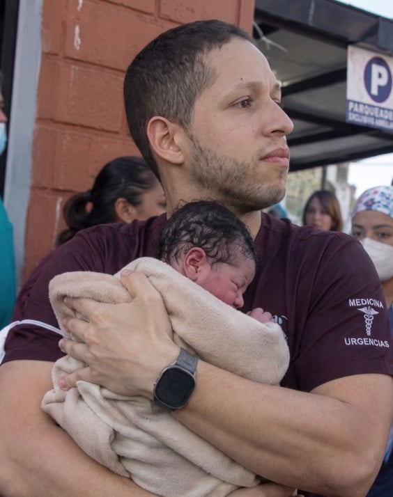 Médico regresó a la Clínica Panamericana para proteger a recién nacidos durante el sismo
