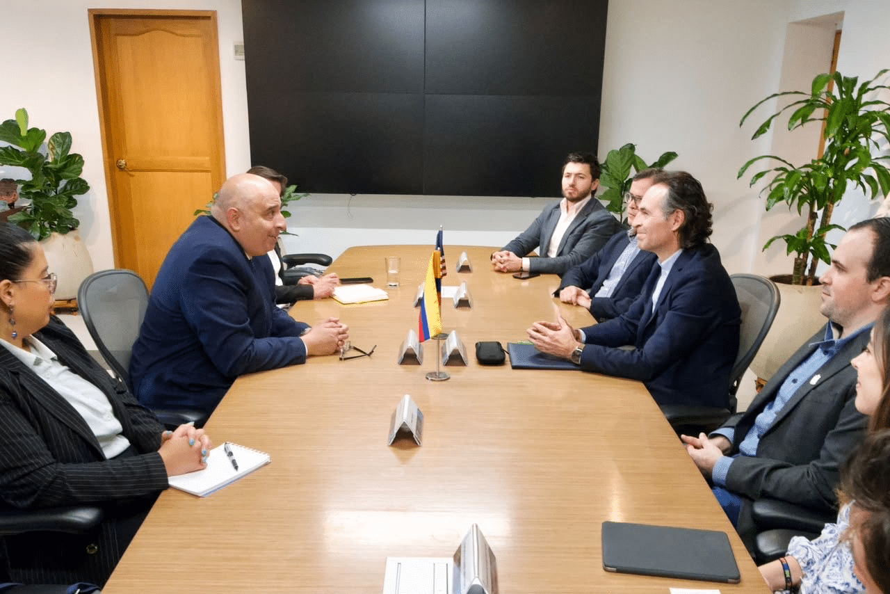 El alcalde de Medellín se reúne con el embajador de EE. UU. para abordar la explotación infantil