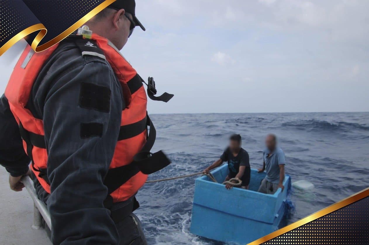 Rescatan a dos pescadores que sobrevivieron cinco días flotando sobre una hielera