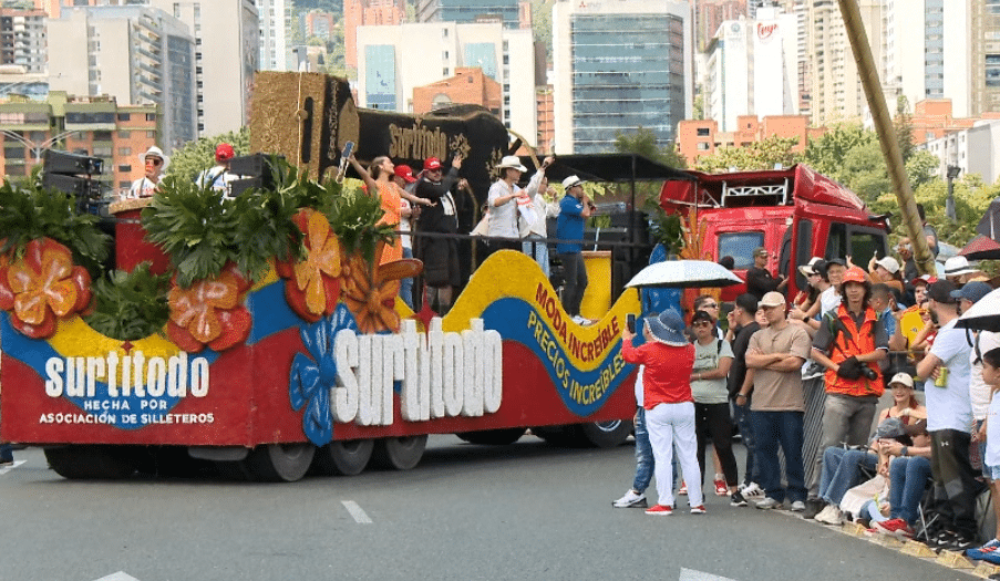 Vea la imponente carroza de Surtitodo que circuló en el Desfile de Autos Clásicos y Antiguos