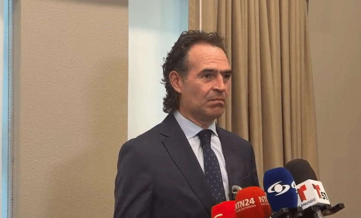 El alcalde de Medellín se reúne con el FBI para abordar corrupción