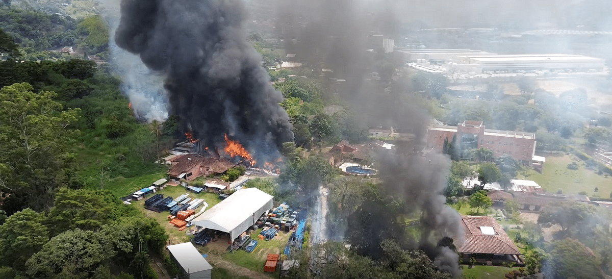 Incendio en Girardota: bomberos luchan contra las llamas en zona rural