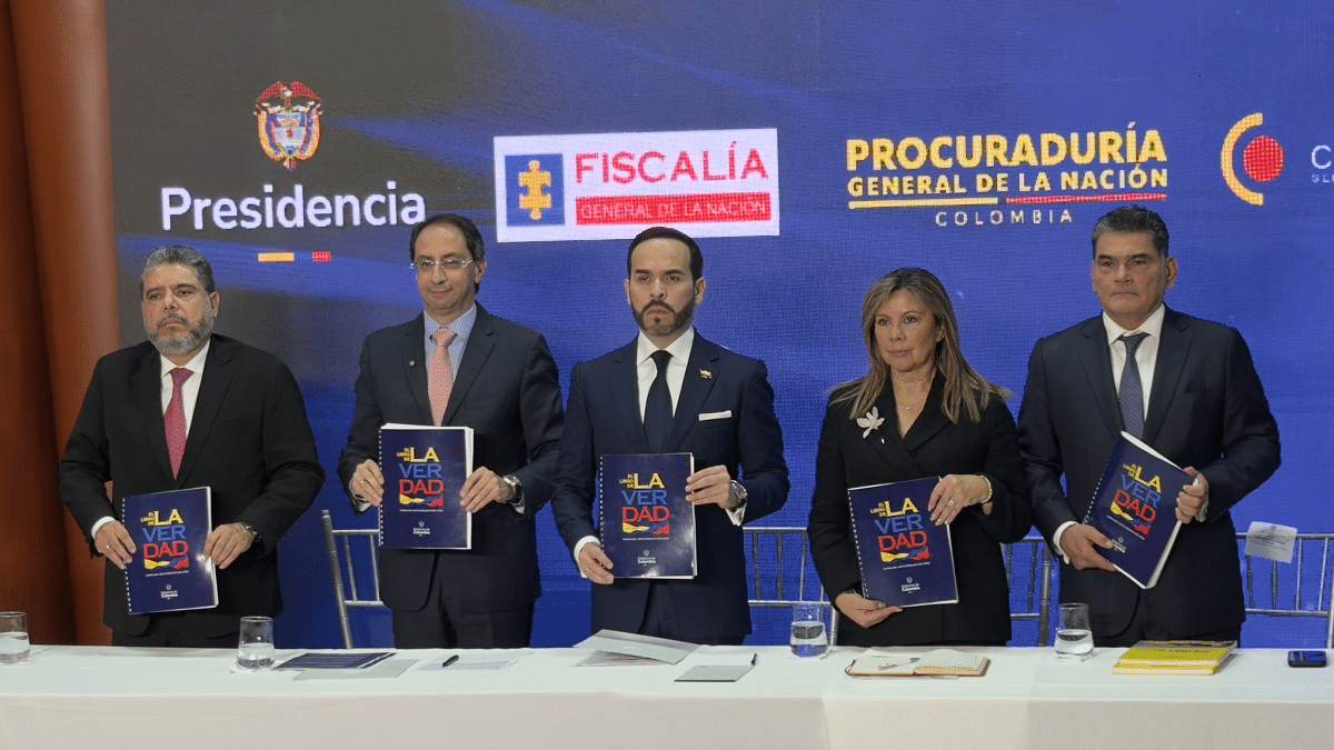 Presentan ‘Libro de la verdad’, documento con posibles hechos de corrupción del gobierno Petro