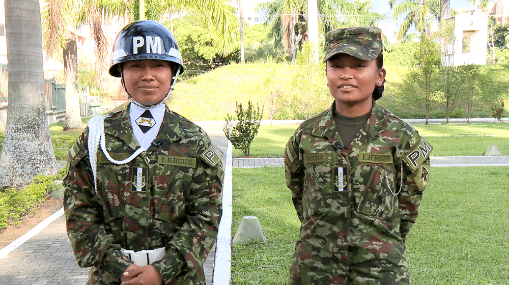 Sin dejar sus raíces: dos mujeres indígenas encuentran en el Ejército una forma de servir a Colombia