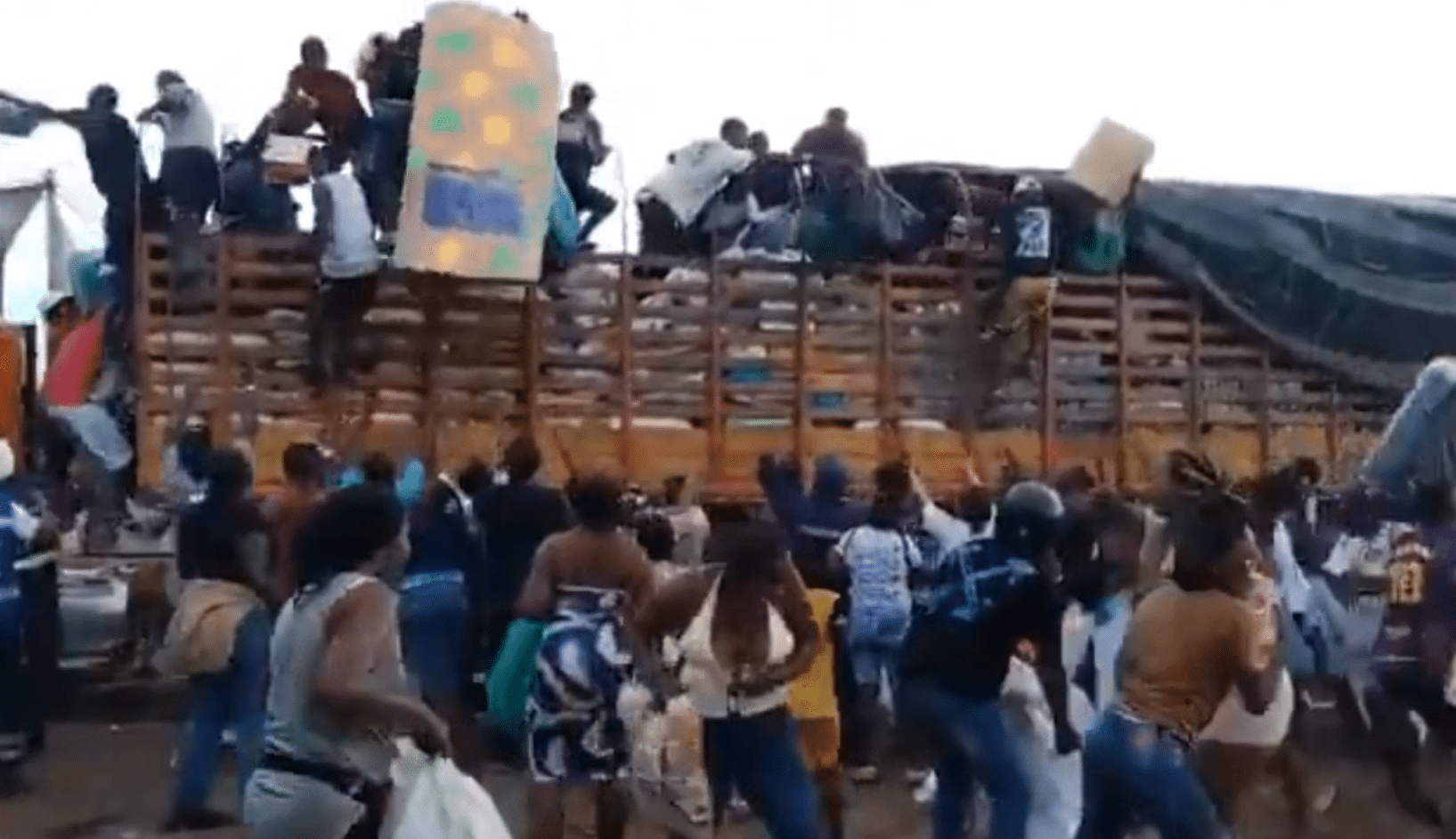 ¡No hay derecho! Saquearon camión con ayuda humanitaria en Buenaventura