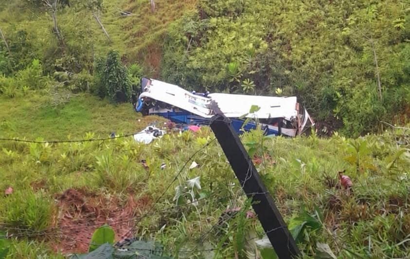 Detalles de accidente de bus en Santa Fe de Antioquia que dejó un fallecido y 17 heridos