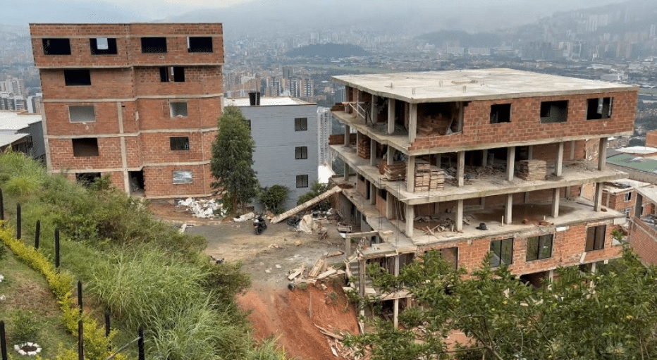 Investigación de 55 edificaciones en el cerro de Las Tres Cruces