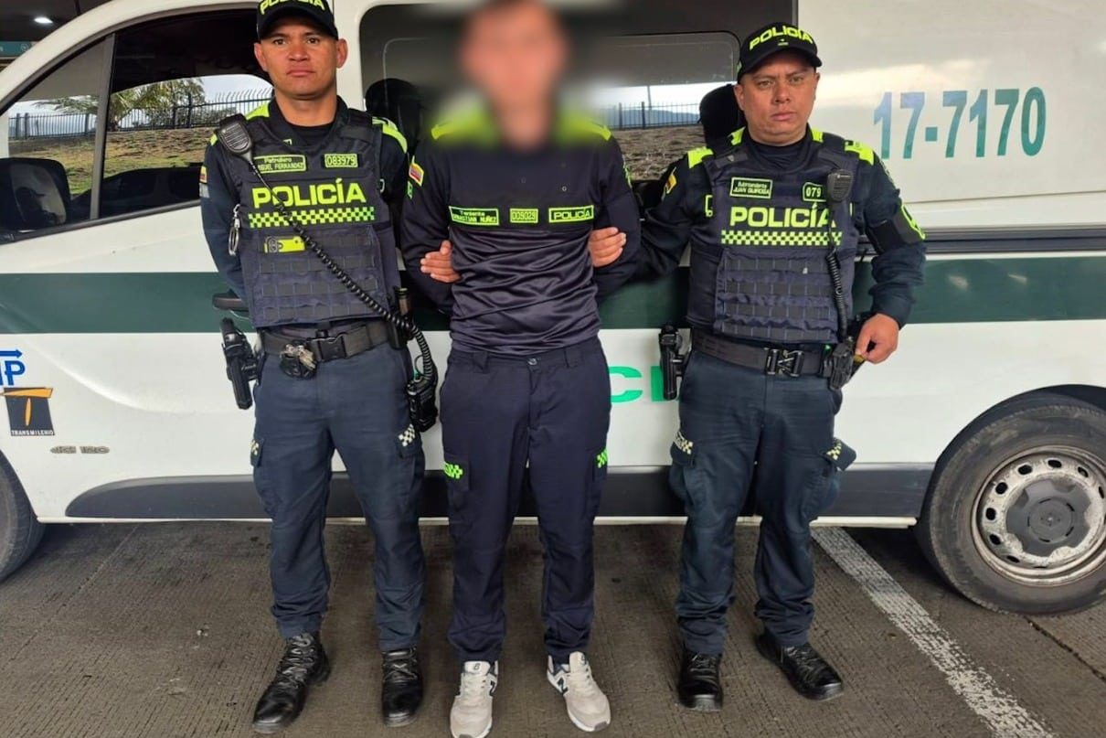 Lo pillaron por los tenis hombre vestido de policía fue capturado en un transporte público