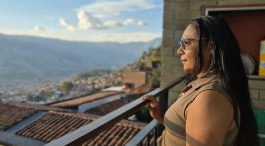 Una madre cabeza de familia transforma su vida gracias a un programa de la Policía Metropolitana