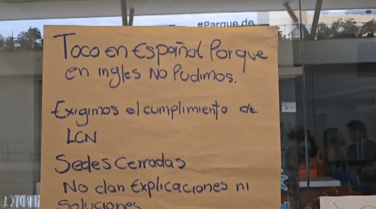 Estudiantes protestan por la falta de respuesta de la academia LCN idiomas en Bello