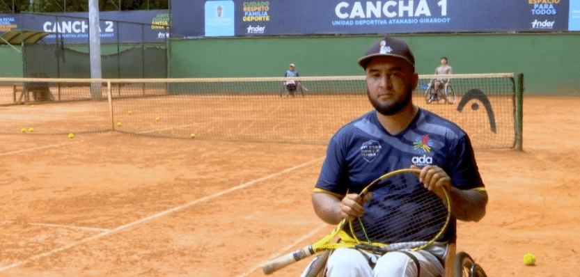 Peter encontró en el tenis adaptado una nueva oportunidad para seguir adelante