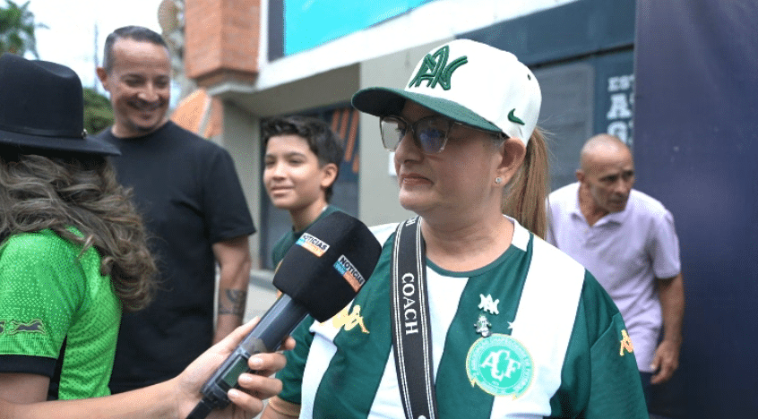 Hinchas de Atlético Nacional rinden homenaje a Chapecoense en el partido de la 'Amistad Eterna'
