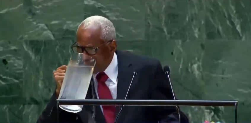 De dónde salió el popular meme de un hombre tomando agua en una jarra