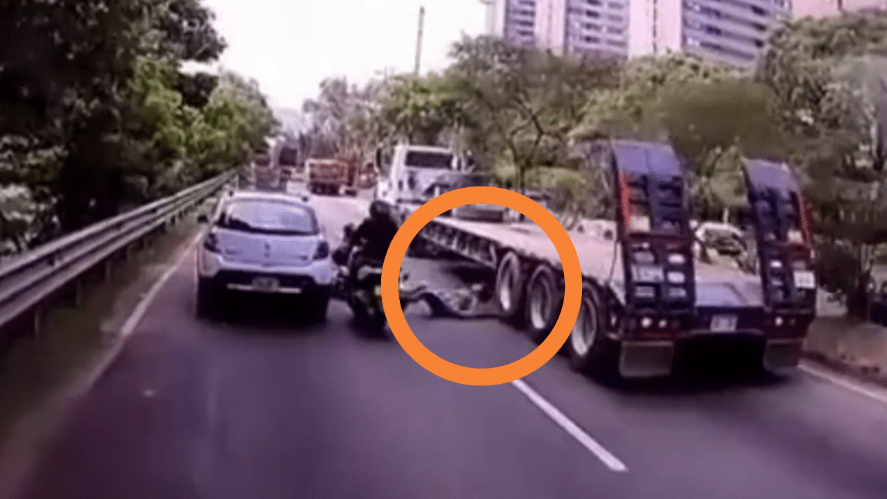Motociclistas sufren caída en la Avenida Regional de Medellín