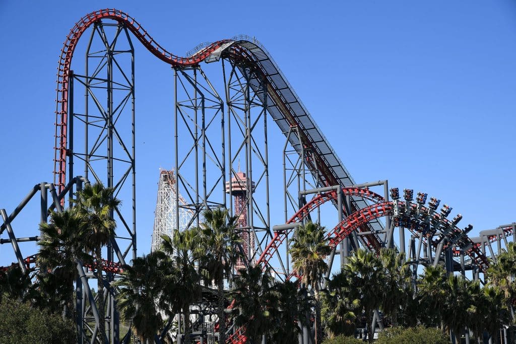 Six Flags cierra la montaña rusa X2 tras denuncias de lesiones graves
