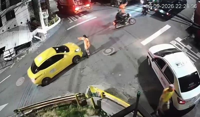 Taxista 'le tiró el carro' a una recolectora de residuos de Emvarias