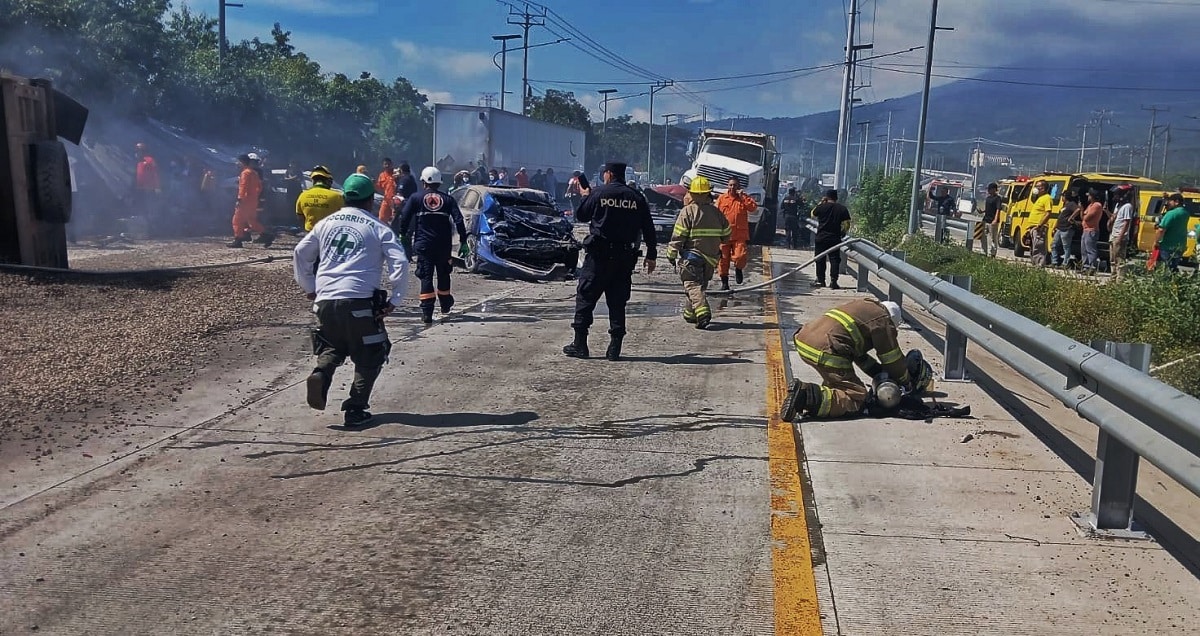 Accidente múltiple en El Salvador involucra a 14 vehículos