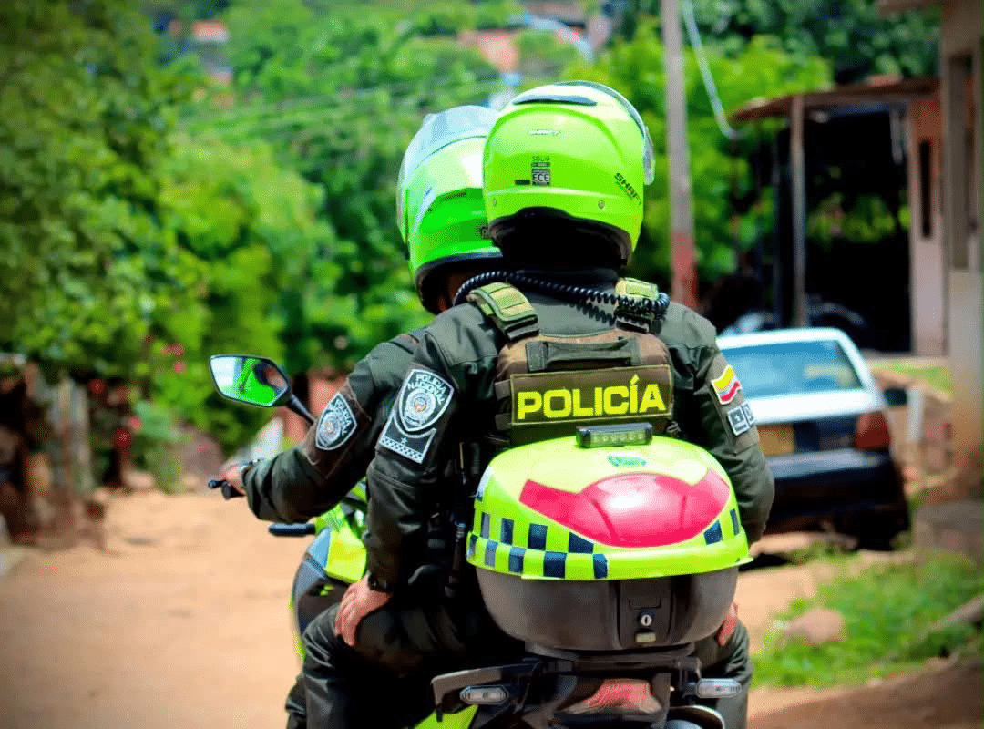 Joven armado se autolesiona en colegio de Medellín