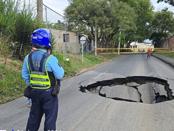 Daño en tubería entre Campo Valdés y Villa Hermosa es atendido por los bomberos y EPM